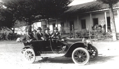 Giovanni, Francesco, Donato Di Domenico, y dos amigos, en el primer Fiat Cero importado a Colombia.